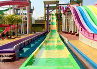 Fun Aqua Park Water Slide Hijau / Kuning Smooth Ukuran Keluarga Fiberglass