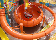 Kecepatan Tinggi Ruang Bowl Air Slide Aqua Park Konstruksi Merah Kuning