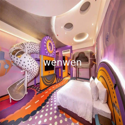 Buka pengalaman baru dari akomodasi orang tua-anak. pesona peralatan slide di kamar orang tua-anak hotel