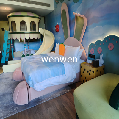 Buka pengalaman baru dari akomodasi orang tua-anak. pesona peralatan slide di kamar orang tua-anak hotel