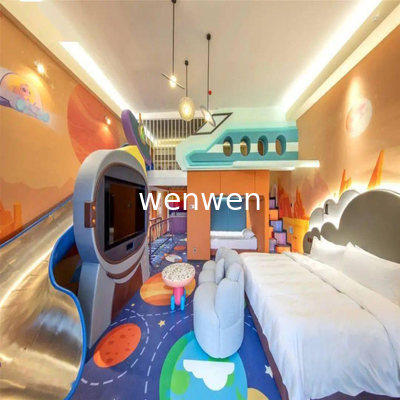 Buka pengalaman baru dari akomodasi orang tua-anak. pesona peralatan slide di kamar orang tua-anak hotel