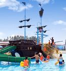 ROHS Mini Water Park Equipment Kapal Bajak Laut Kayu Dengan Fiberglass Slide