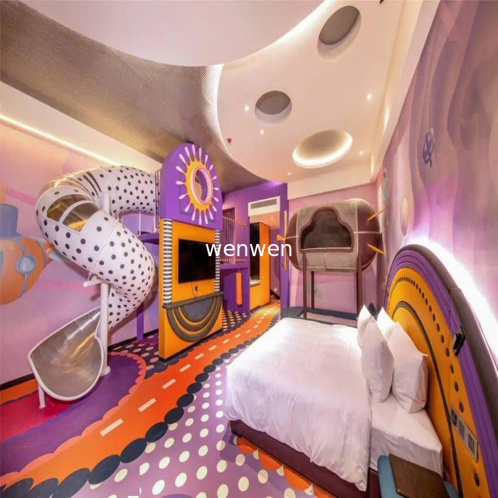 Buka pengalaman baru dari akomodasi orang tua-anak. pesona peralatan slide di kamar orang tua-anak hotel